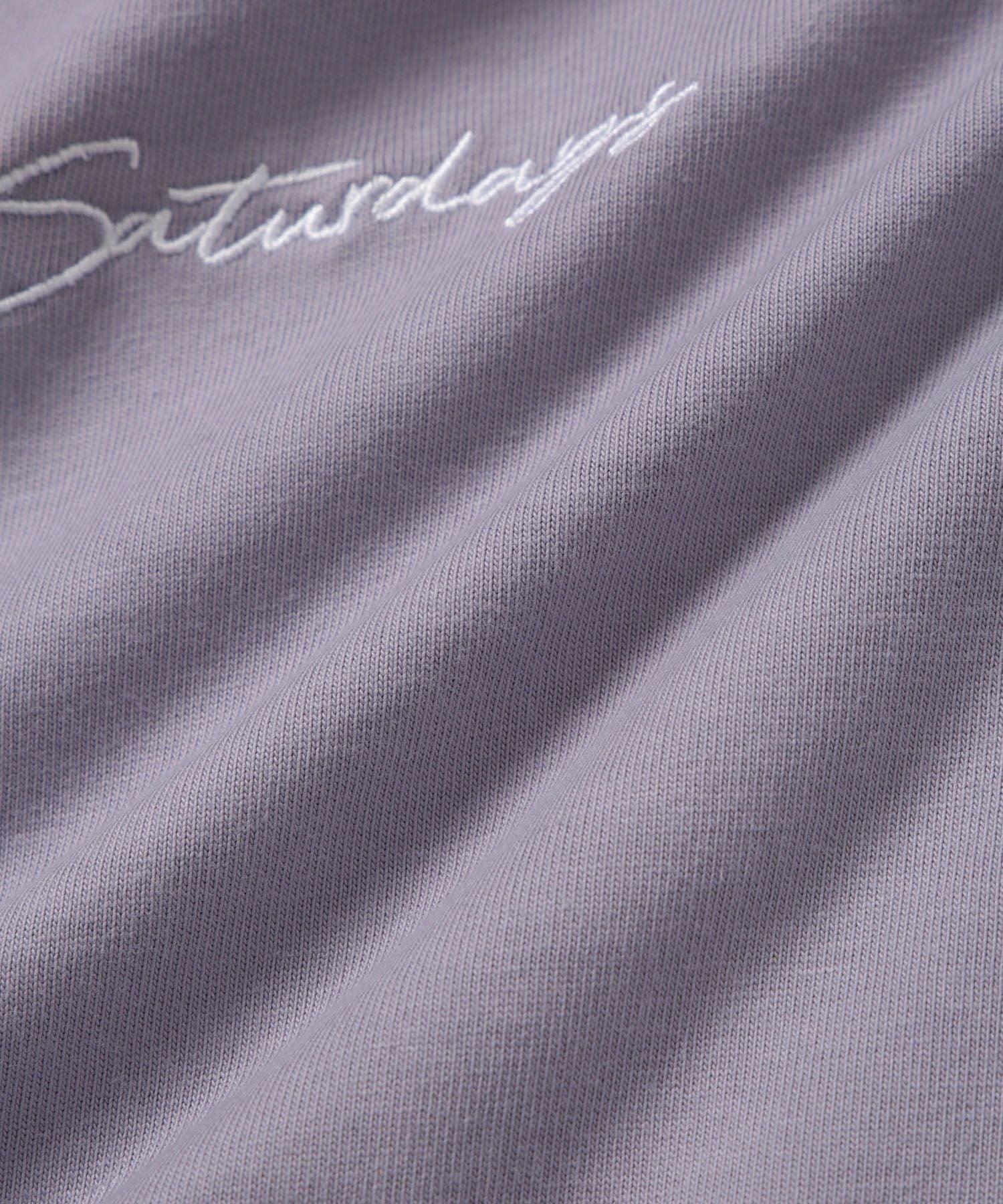 Script Emb LS Tee